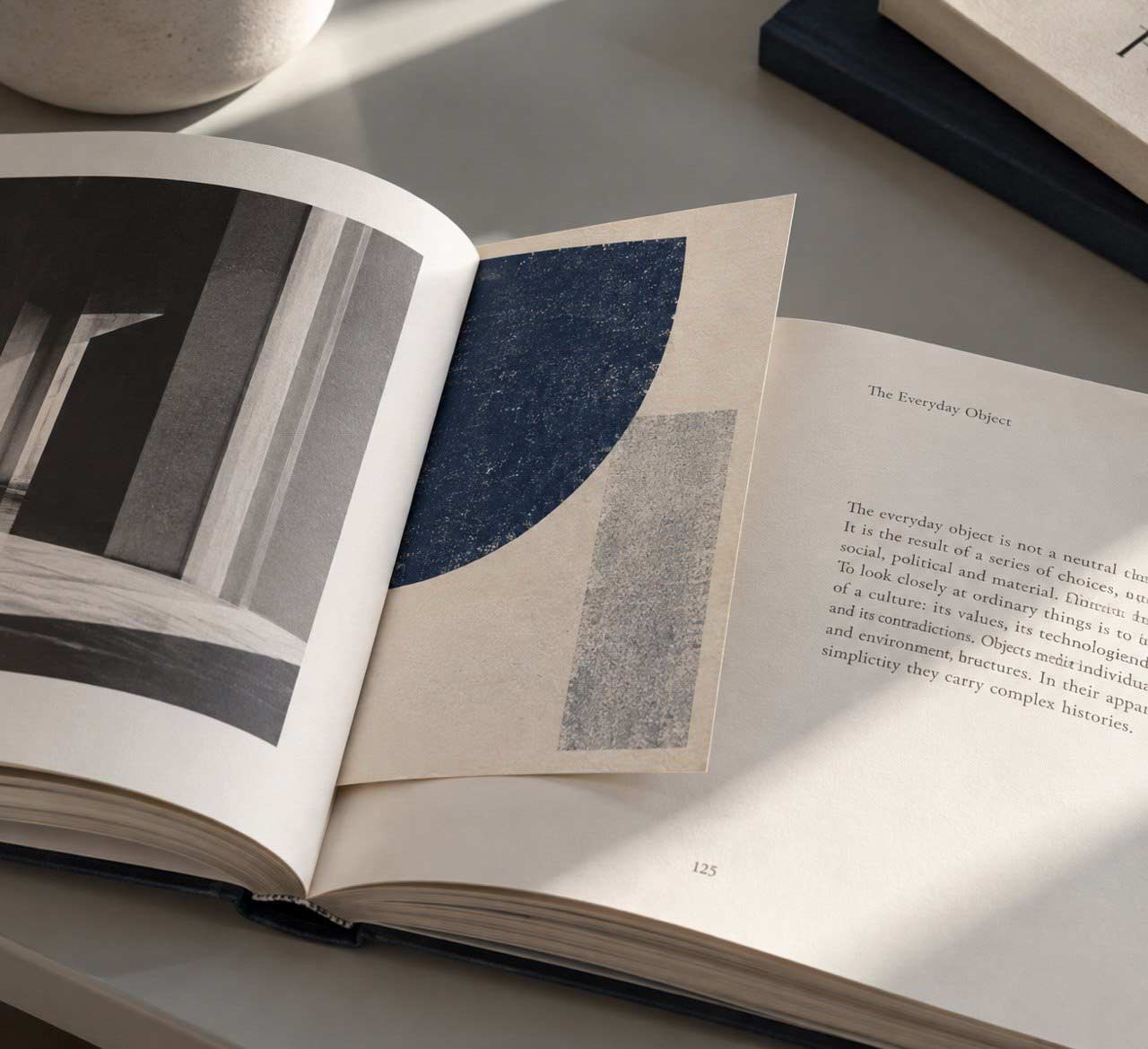 Biblioteca Geisser | Un libro, una cartolina tra le pagine